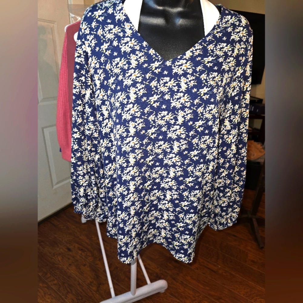 Belongsci dark blue floral blouse